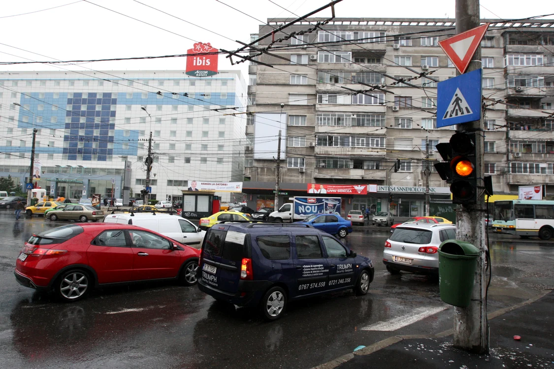 
    Semaforul e pe galben intermitent  