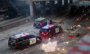 Mașini de poliție atacate Los Angeles FOTO EPA EFE jpg