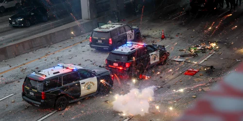 Mașini de poliție atacate Los Angeles FOTO EPA EFE jpg