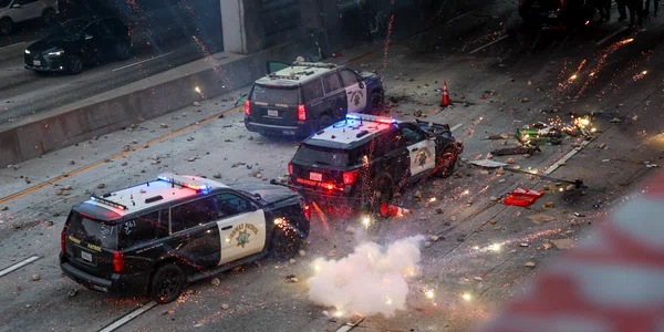Mașini de poliție atacate Los Angeles FOTO EPA EFE jpg