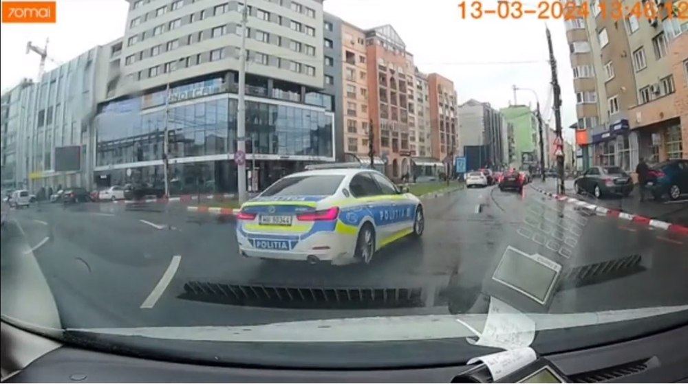 Mașină de Poliție, la un pas de accident în Sibiu. Cât poate costa tupeul pe șosele. „Se fac cercetări“ VIDEO