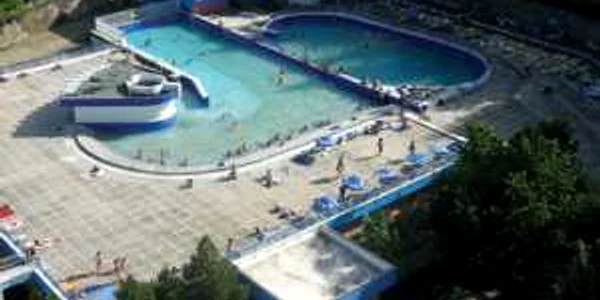 Turiştii pot alege între un sejur la hotel sau la pensiune, obligatoriu la piscină