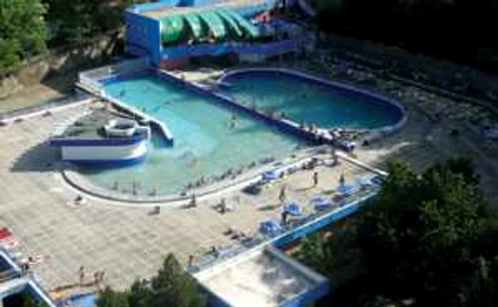 Turiştii pot alege între un sejur la hotel sau la pensiune, obligatoriu la piscină