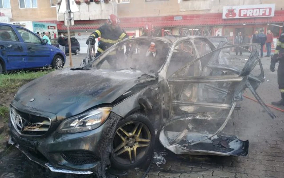 
    Maşina a explodat în parcarea unui supermarket din Aradfoto: aradon.ro  