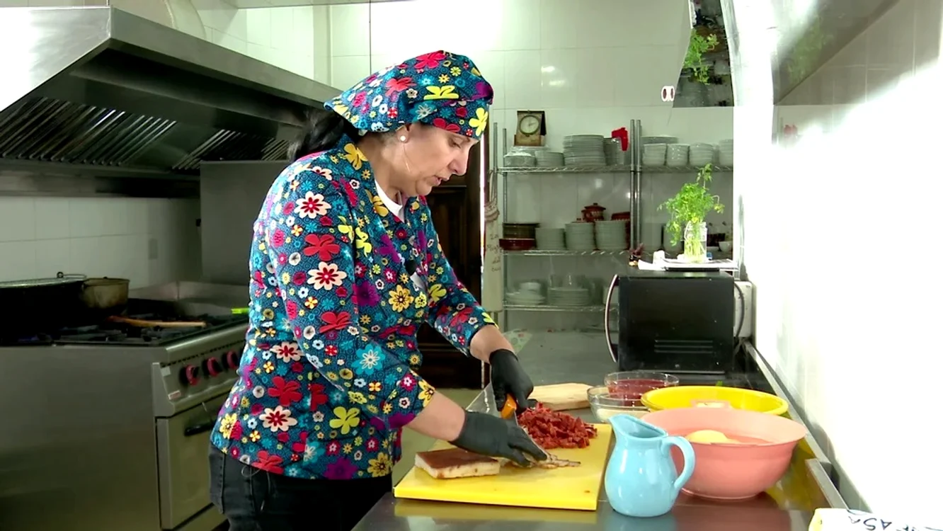 Babicul şi şunca  trebuie tăiate  în cubuleţe mici