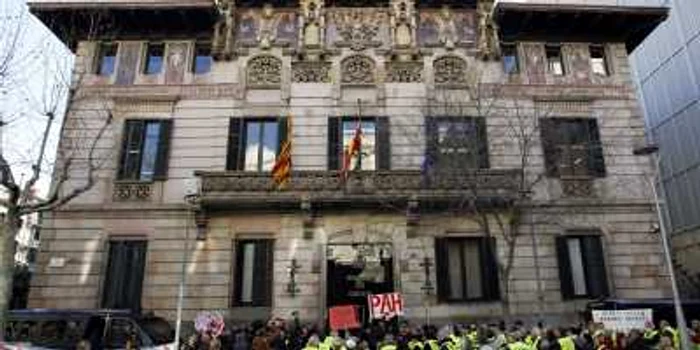 Protest împotriva unei decizii de evacuare, în Barcelona FOTO Reuters