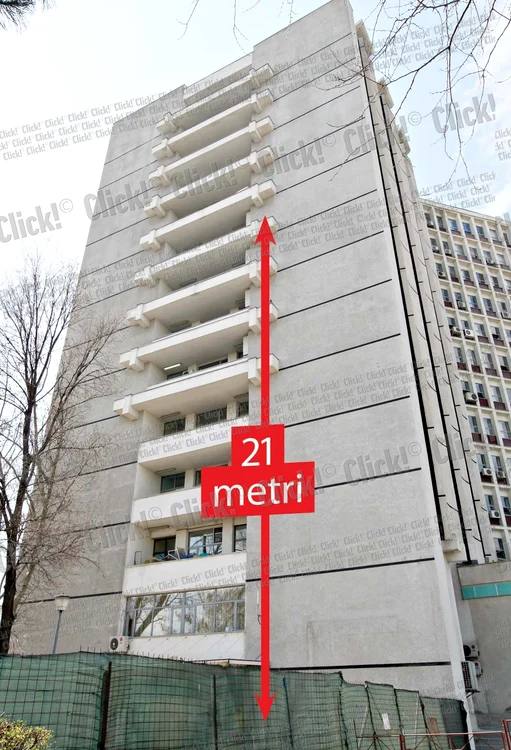 
    Adrian Toma s-a aruncat de la etajul 7 al spitalului.  Trupul său a fost găsit  pe o grămadă de nisip  