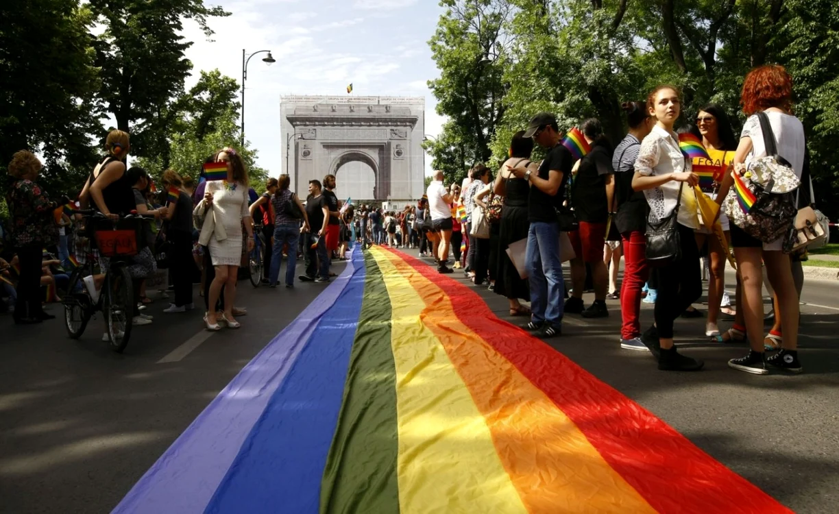 Arcul de Triumf din Bucureşti în timpul unui Marş al Diversităţii Foto Adevărul