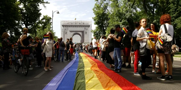 Arcul de Triumf din Bucureşti în timpul unui Marş al Diversităţii Foto Adevărul