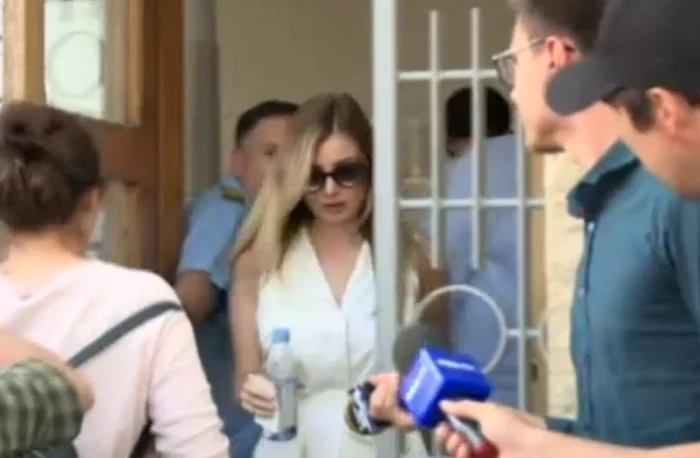 
    Irina Tănase l-a vizitat pe Liviu Dragnea la închisoareFoto: captură Pro TV  