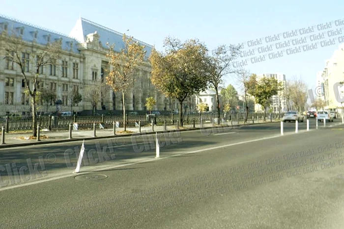 
    Pe culoarul RATB au existat stâlpi din aluminiu, înalţi de o jumătate de metru (Fotografii:  Dorin Constanda, B365.ro)  