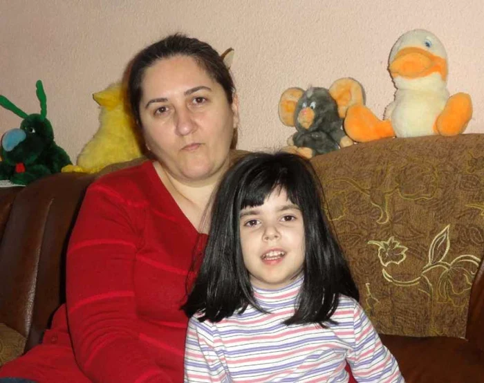Cătălina, alături de mama ei (FOTO: Mugurel Manea)