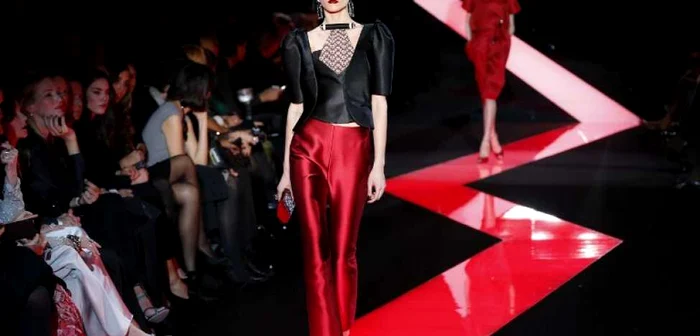 Armani aduce la lumină o nouă colecţie haute couture. FOTO AFP