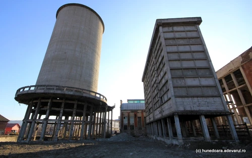 funiculare si ramasitele industriale de langa castelul corvinilor foto daniel guta adevarul