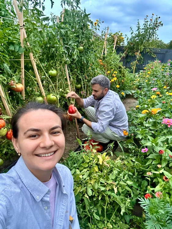 În grădina cu legume și flori.