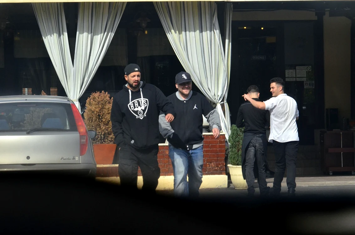 Ombladon și Freakadadisk au plecat spre mașină după întâmplarea cu ospătarul