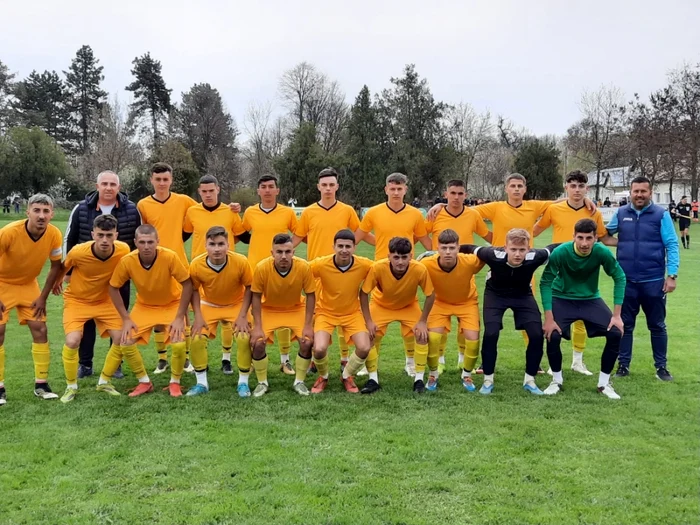 Viitori fotbaşişti, şcoliţi la Nucet. FOTO: Daniel Dumitru