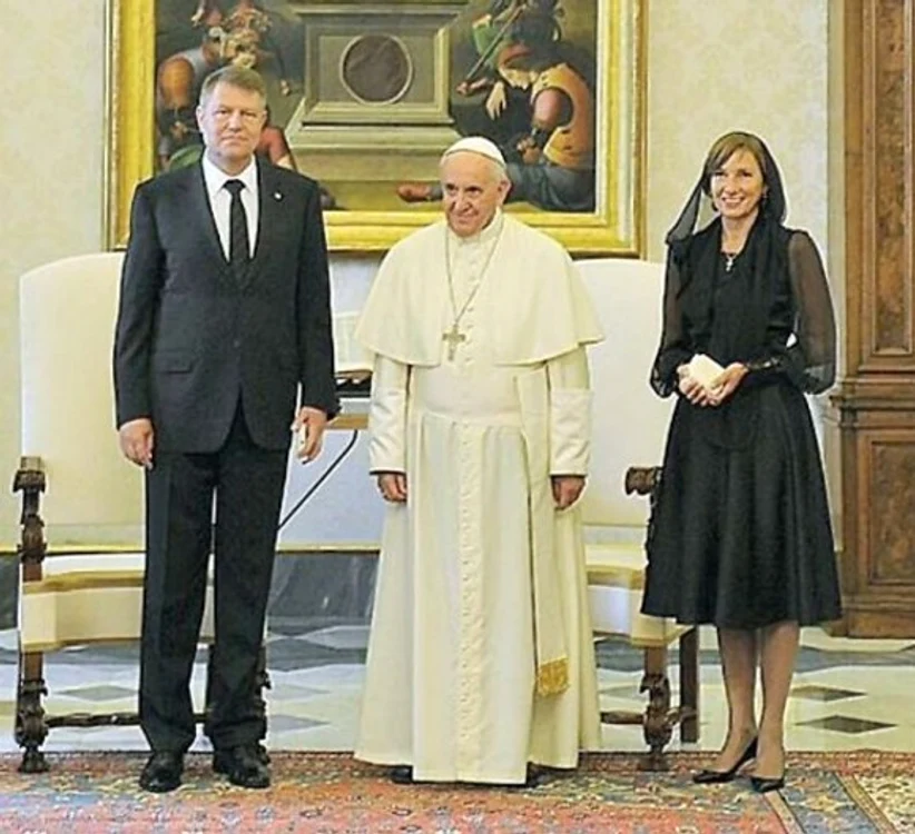 Rochiile lui Carmen Iohannis. La Vatican