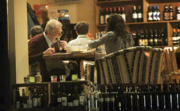 Vamă și-a scos iubita tinerică la masă, dar n-a făcut prea mult conversație, fiind mai preocupat de mâncarea din farfurie