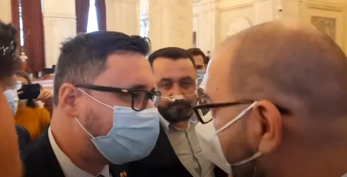 
    Deputatul AUR Dan Tănasă a fost, miercuri, la un pas de bătaie cu deputații USR, pe holurile Camerei DeputațilorFoto: captură video  