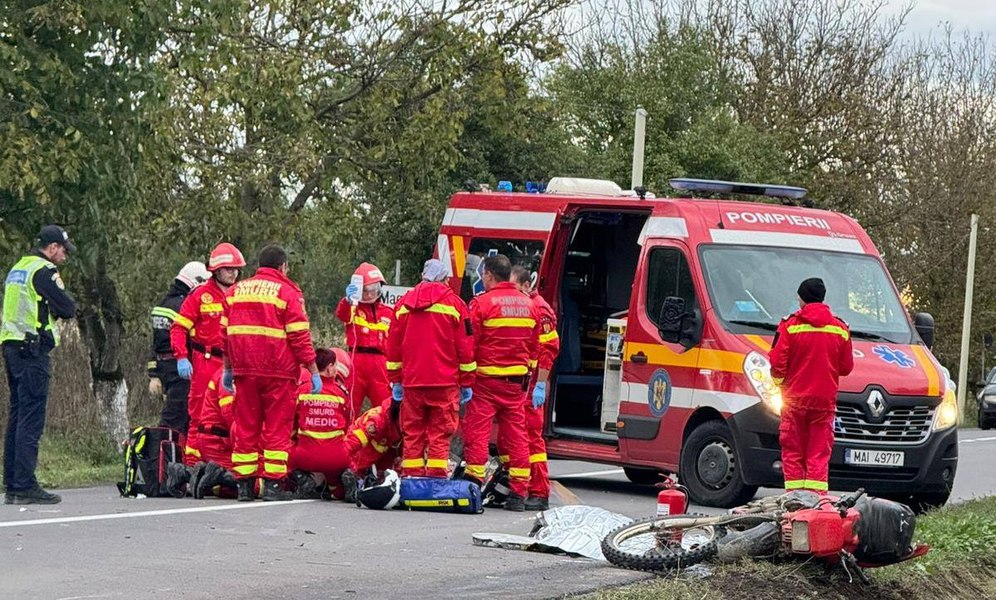 Accident teribil în județul Mureș. Doi tineri care erau pe o motocicletă au murit după ce s-au izbit de o mașină și au ricoșat în alta