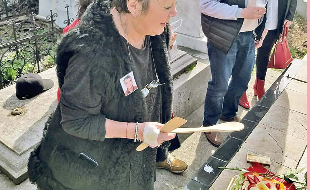 
    Anca Pandrea şi  Victor Yila au  adus în cimitirul  Belu tort şi  şampanie pentru  prietenii care  i-au însoţit  