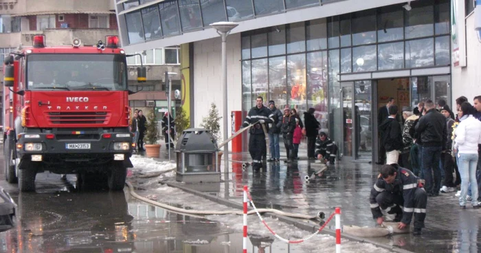 Pompierii au intervenit la mall 