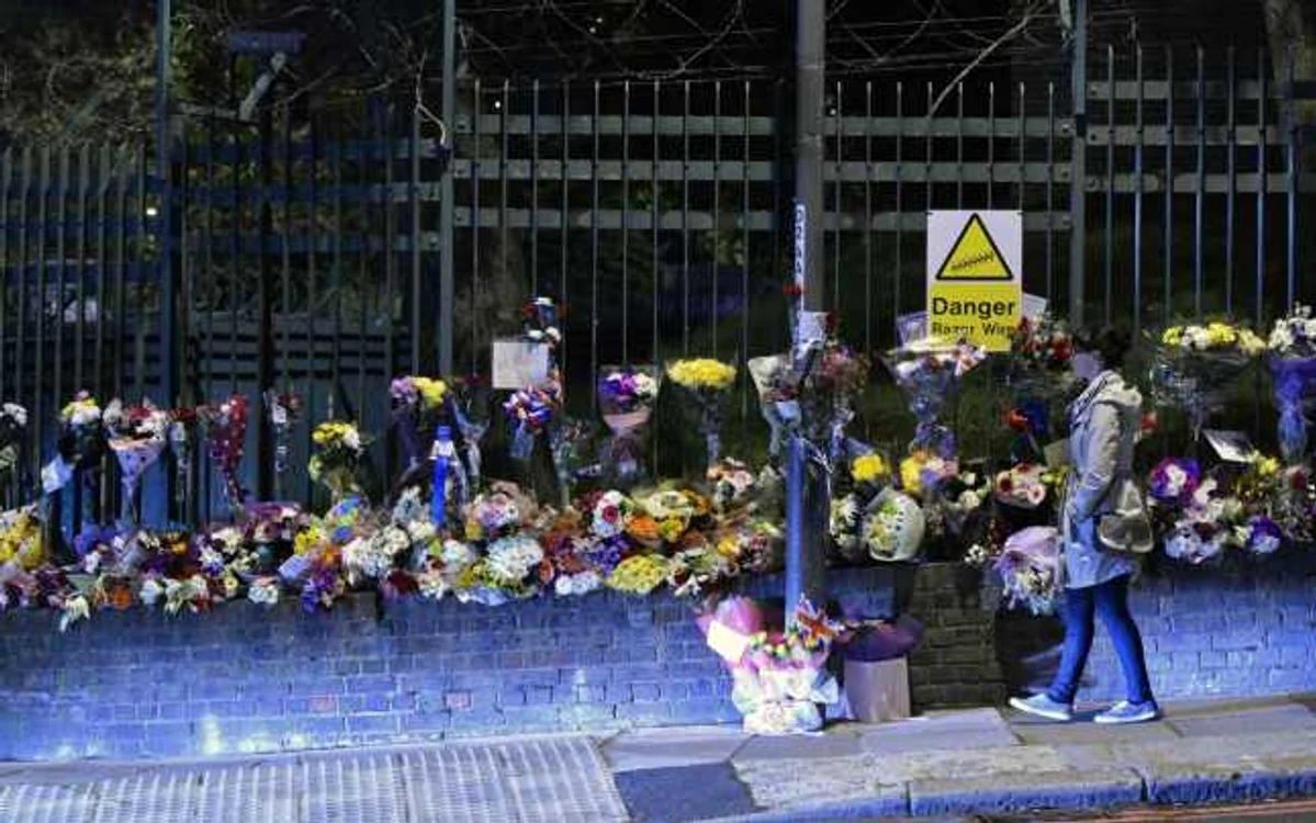 Britanicii au onorat moartea soldatului britanic şi au lăsat buchete de flori în apropierea scenei crimei
