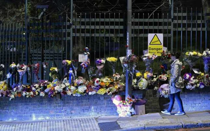 Britanicii au onorat moartea soldatului britanic şi au lăsat buchete de flori în apropierea scenei crimei