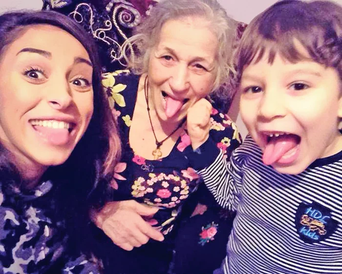 Ruby şi fratele ei, Andrei, au învăţat-o pe mamaie să se strâmbe în fotografii