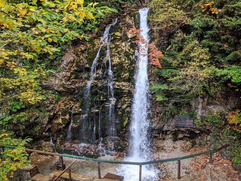 Traseele montane care duc la Cascada Urlătoarea din Munții Bucegi. Legendele fascinantei căderi de apă  VIDEO