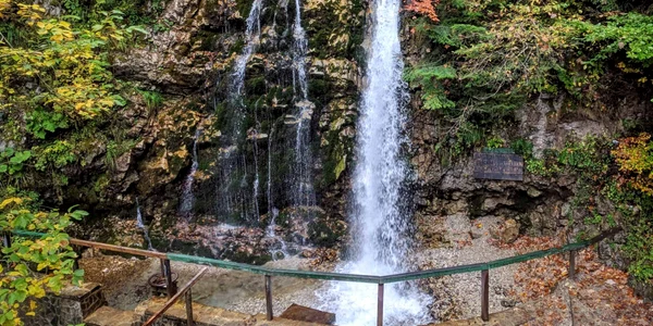 Cascada Urlatoarea. FOTO greuladeal.ro
