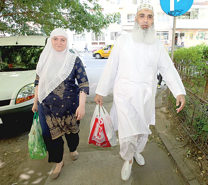 Nicoleta şi soţul  său Mazhar  înfruntă canicula  în haine albe