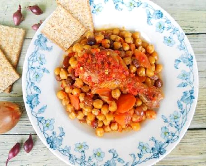 Mâncare de năut cu pui şi stafide