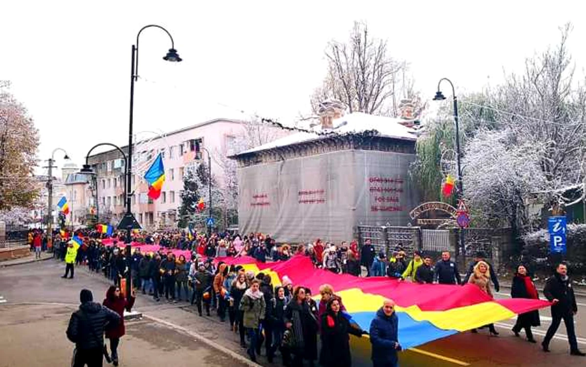 Iniţiat de Şcoala Gimnazială "Vasile Cârlova", Marşul Unirii" a reunit dascăli şi elevi de la mai multe unităţi de învăţământ târgoviştene