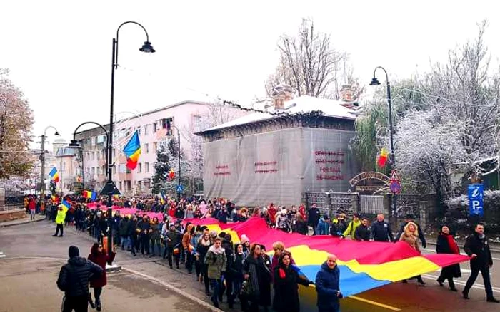 Iniţiat de Şcoala Gimnazială "Vasile Cârlova", Marşul Unirii" a reunit dascăli şi elevi de la mai multe unităţi de învăţământ târgoviştene