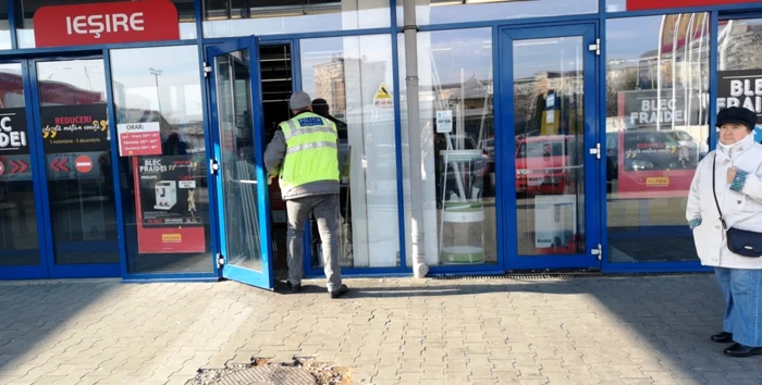 Magazinul este dotat cu sistem de alarmă şi de supraveghere video, iar anchetatorii încearcă acum să găsească anumite piste care să îi conducă înspre făptaşi.