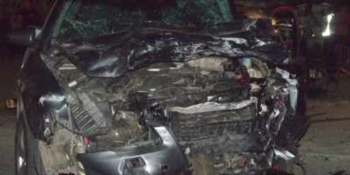 Cele două mașini s-au ciocnit frontal