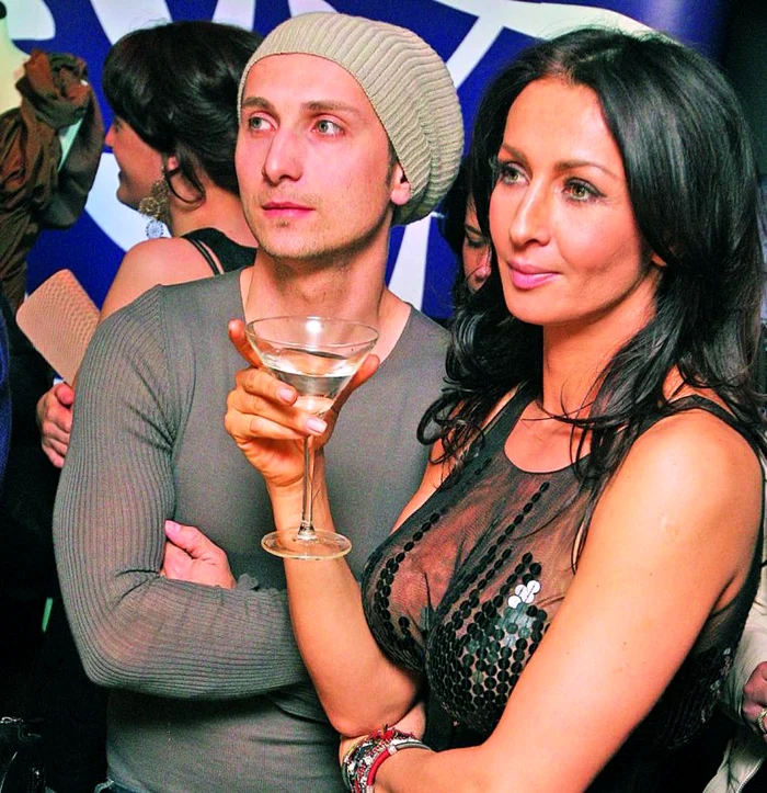 
    Dani, cu ea ai înlocuit-o pe Mihaela?  