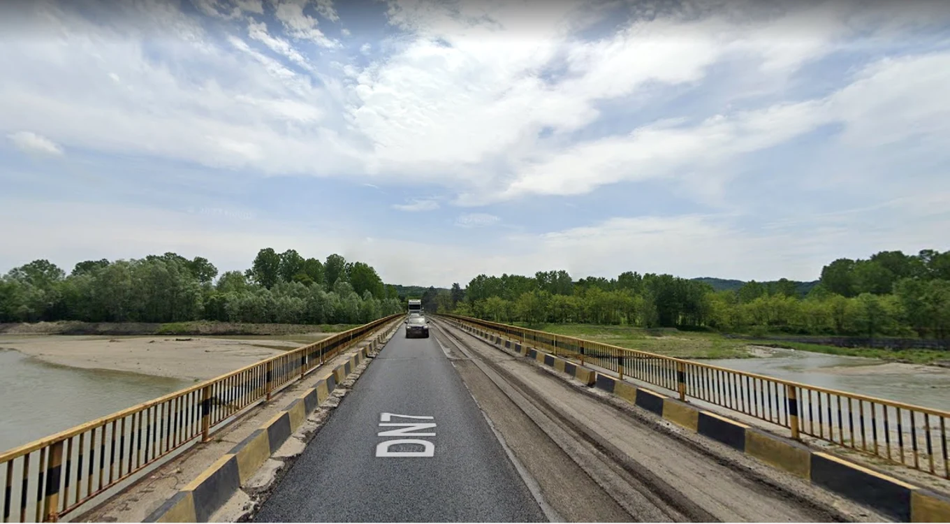 Podul de la Milcoiu - Valcea de pe Dealul Negru DN7 restrictionat circulatiei