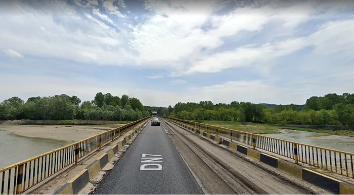 Podul de la Milcoiu - Valcea de pe Dealul Negru DN7 restrictionat circulatiei
