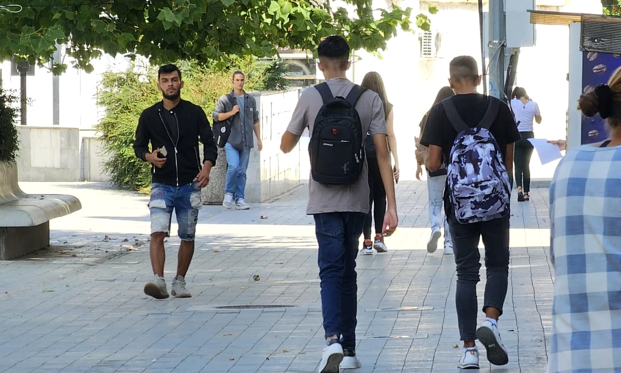 Ghiozdanul se poartă pe ambii umeri. FOTO I. Bunilă
