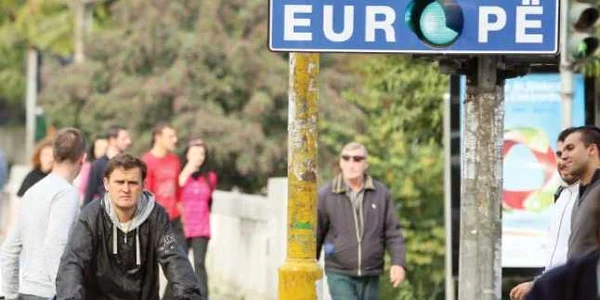 Pentru albanezi şi români, semaforul nu mai arată verde spre Europa 