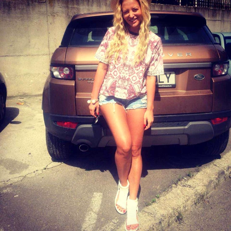 Solista e mândră de noul Range Rover