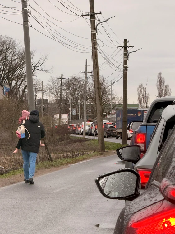 Situație absurdă. Părinții transportă copiii în brațe pentru a ajunge la grădiniță FOTO FB