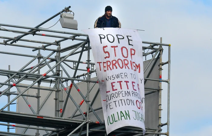 Românul a reuşit să transmită mesajul său de protest Papei FOTO AFP
