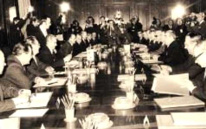 Sergiu Celac (stânga), faţă-n faţă cu Leonid Brejnev
