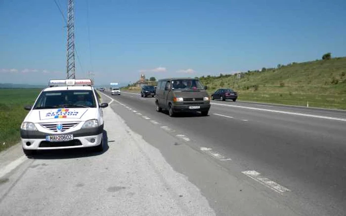 Cei doi şoferi au fost opriţi de poliţişti pe DN 1 pentru explicaţii. FOTO Adevărul Ploieşti
