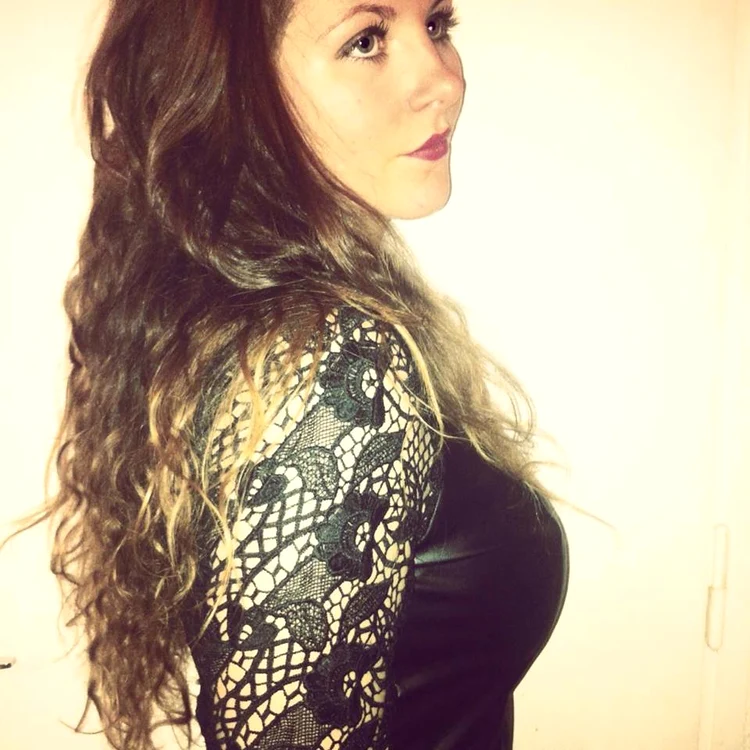 
    Ania Caill  