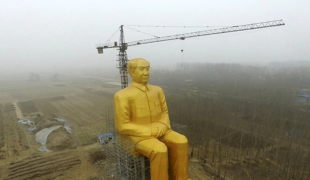 Statuia lui Mao, ajunsă faimoasă pe internet, în decurs de demolareFoto: Twitter